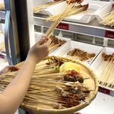 遇到这个门头挂着红绣球的火锅店千万要停下来