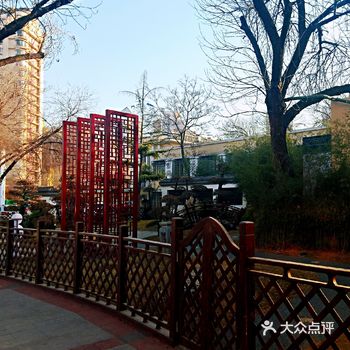 天津滨海塘沽上海道与河北路交口,有这么个街边园林