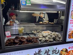 -海南大学南门小吃一条街