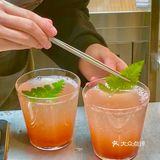 小坐一会儿～喝一杯蔓越莓蜜桃汽泡水