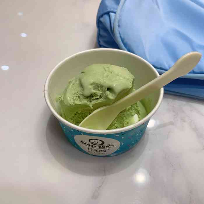 打分    /人 今天走累了看到了丹迪当 进去吃个雪糕 环境很好 还有