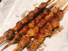 烤羊肉串-马路牙子地桌烤肉(工体店)