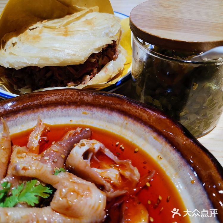 迎宾话很亲切声音也温暖洪亮！小年轻坐着的时候她也在站着