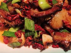 大蒜叶炒腊肉-呷湘厨·鱼汤捞饭·剁椒鱼头·辣椒炒肉(国家会展中心店)
