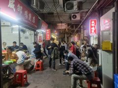 等位区-威邵鸡煲(西华路总店)