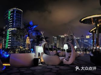 和夏天的风最配的，当然是露台和酒啦～