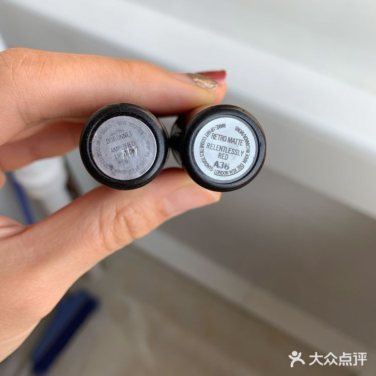 厚涂非常显白，质地是mac最润的质地
