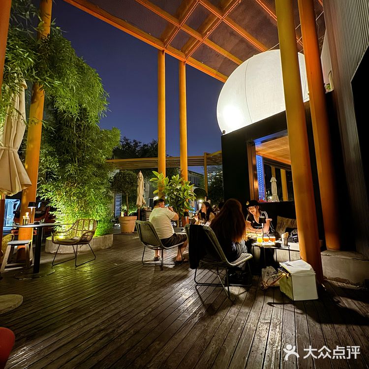 帝都宝藏餐厅，灯影摇曳酒杯边