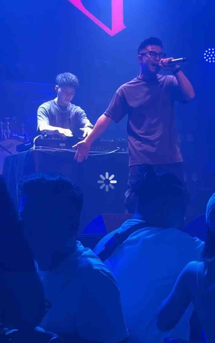 龙livehouse-"尊敬的屁不值钱,你好.当你看到这条评论的.