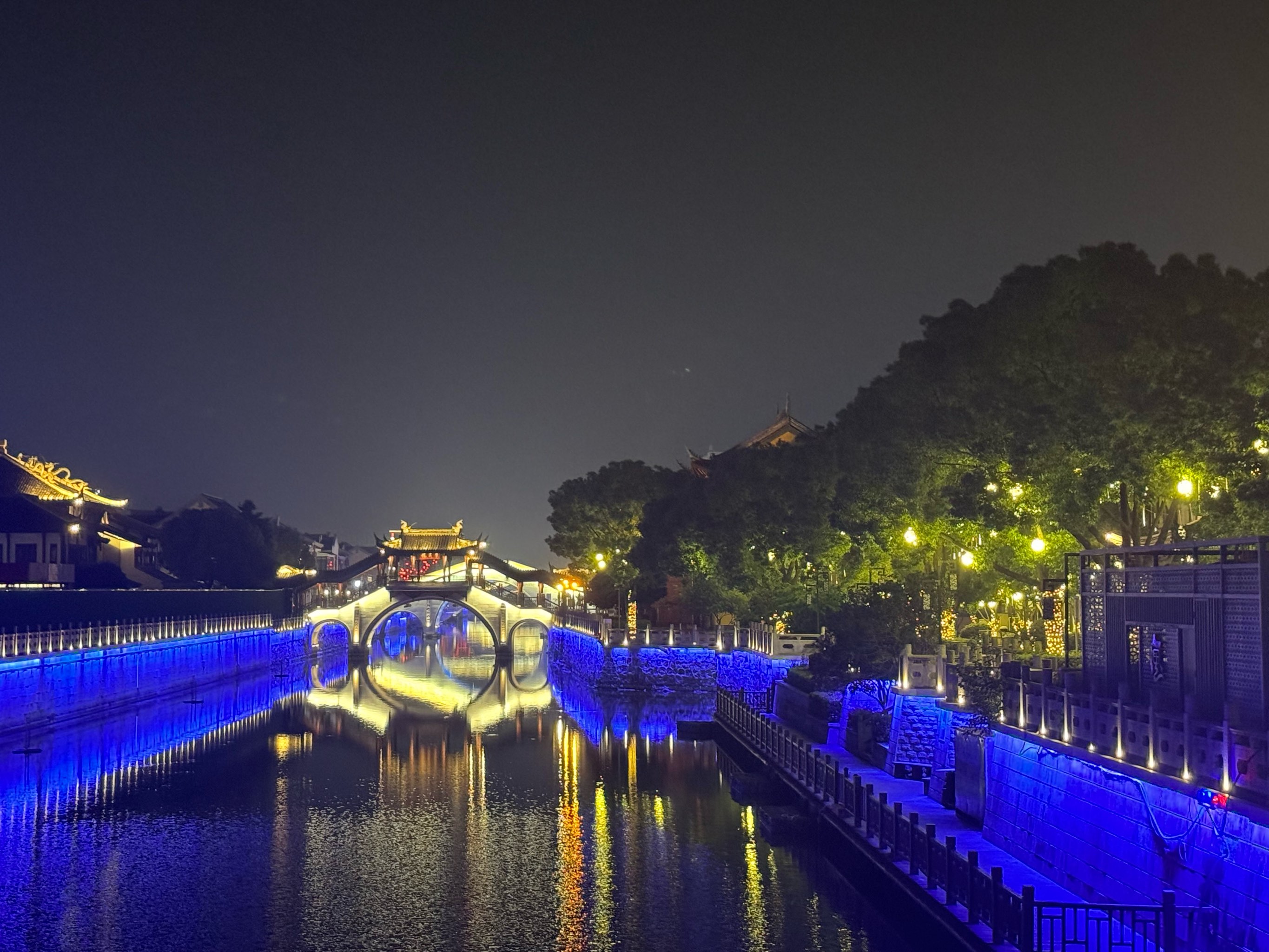 梅里古镇旅游景区夜景图片