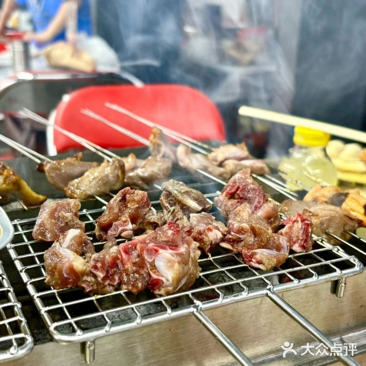 “烟火气中烧烤聚会的乐趣与美味共享”