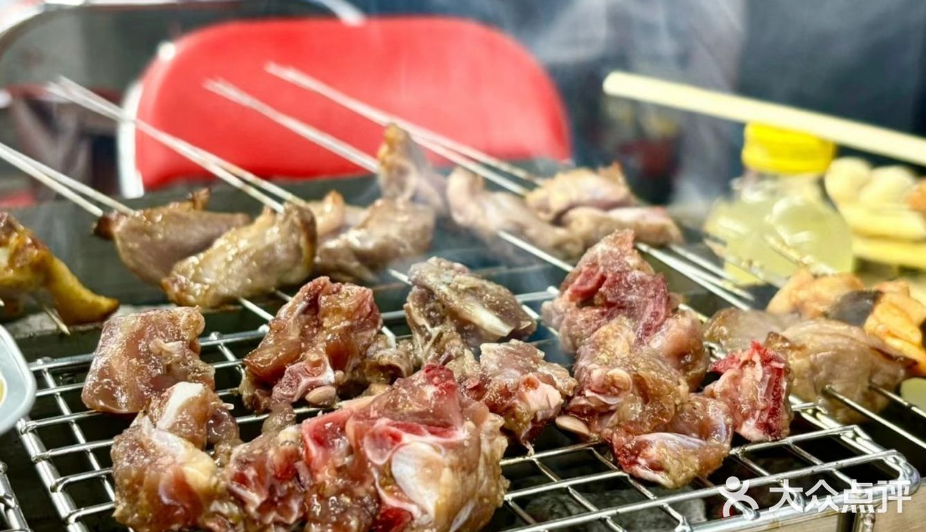 “烟火气中烧烤聚会的乐趣与美味共享”