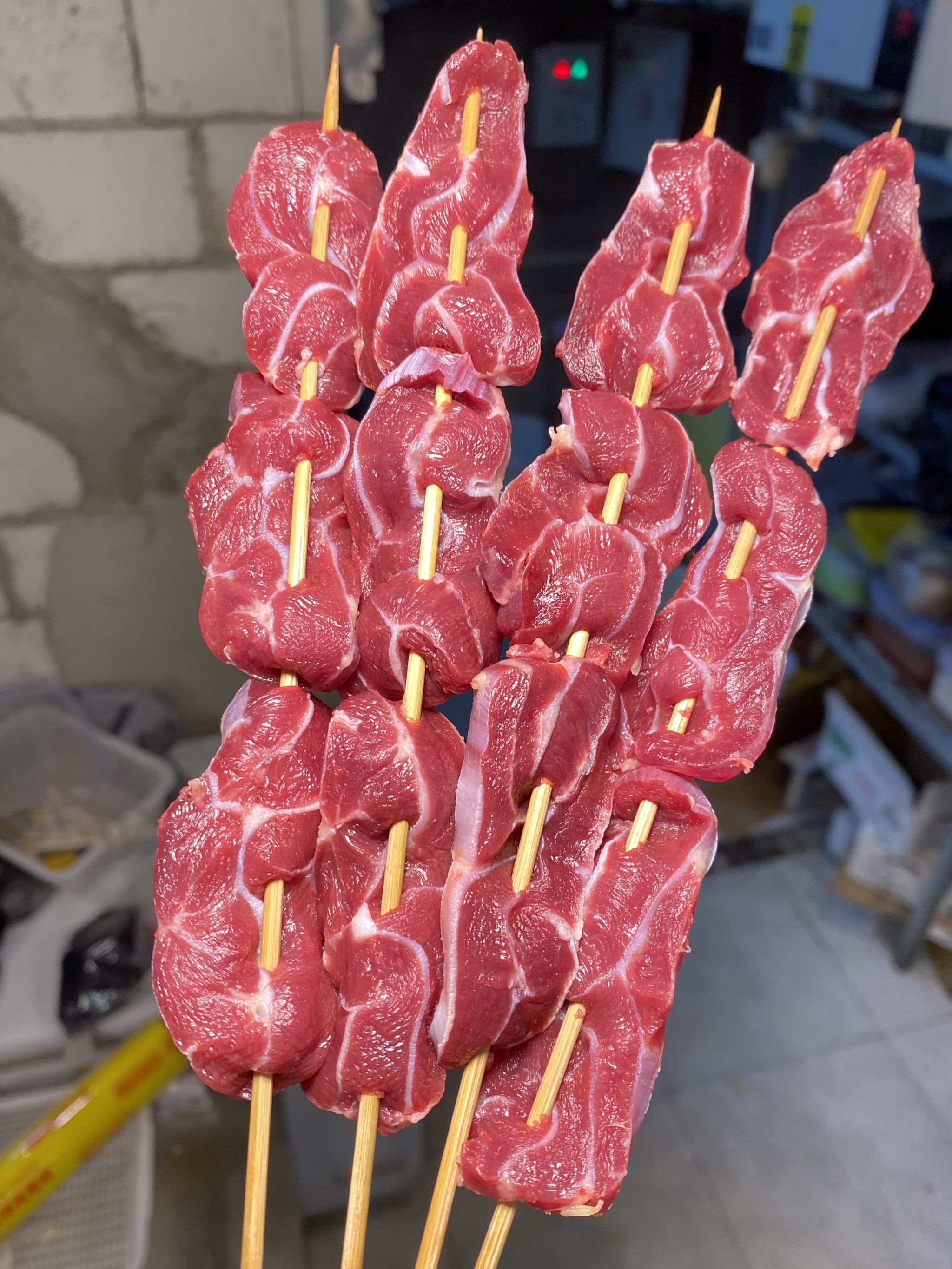 现在还在招穿串员工哈哈哈,实地考察果然很新鲜,而且才3r一串牛肉大串