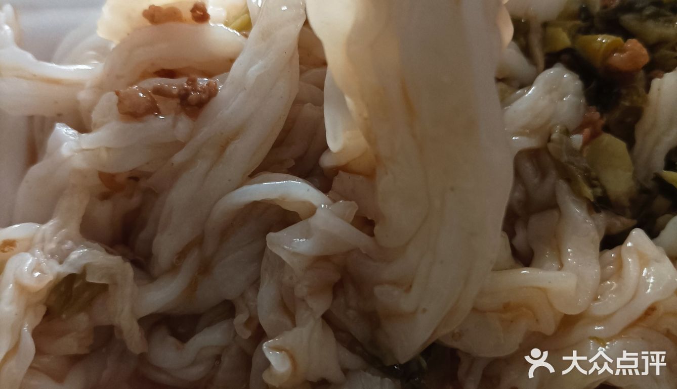 又遇上泡沫箱肠粉！酱料就是这个味儿！[调皮]