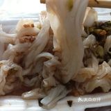 又遇上泡沫箱肠粉！酱料就是这个味儿！[调皮]