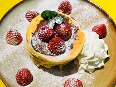 白雪草莓舒芙蕾松饼-MIKAKU(万达广场上海宝山店)