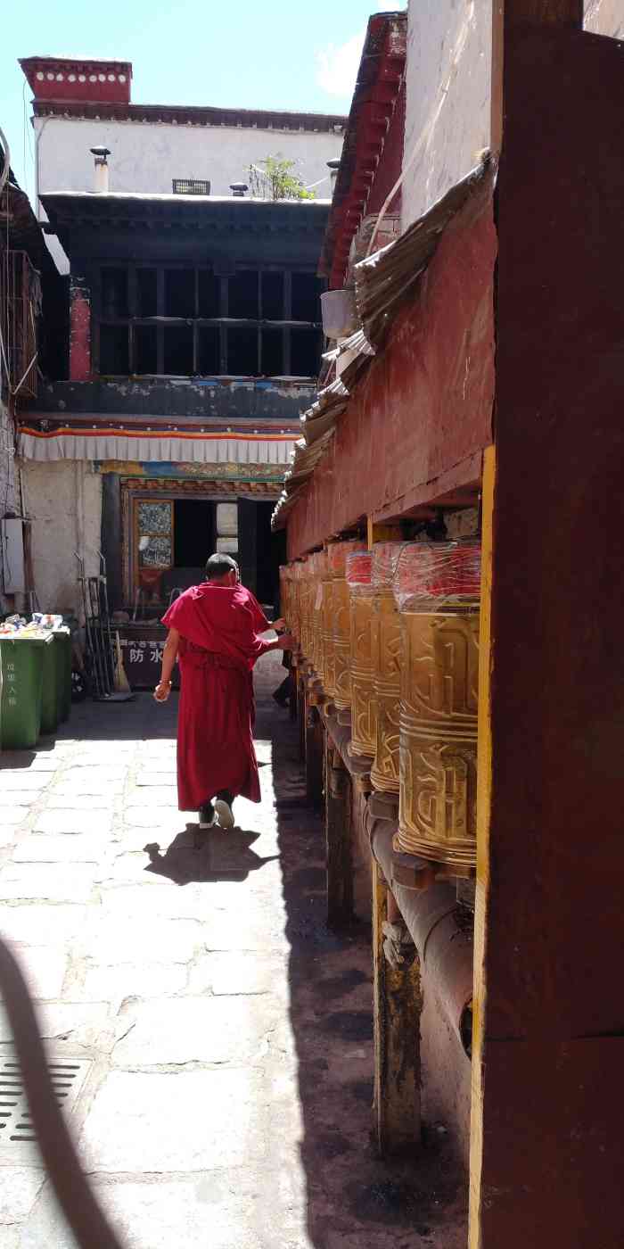 次巴拉康寺-"拉萨的次巴拉康寺,和小昭寺紧挨着,这个寺.
