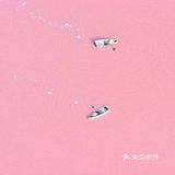 搭乘小型飞机,沿着海岸线飞行不远