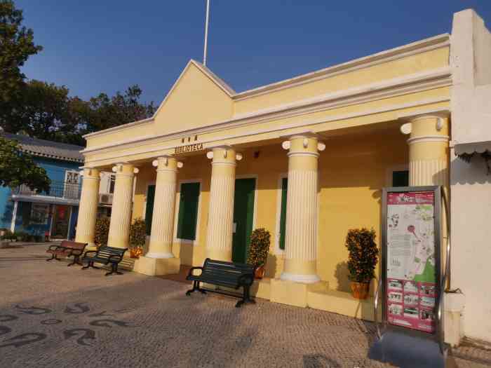 路环图书馆-"黄黄的一个建筑,跟周围五颜六色的建筑相得.