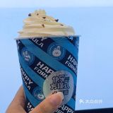 边喝奶茶边摆好一颗粉嫩小奶薯