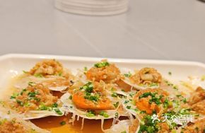 Steamed Fresh Scallop with Garlic Noodles