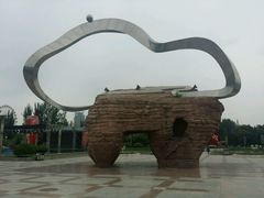 酒店北侧的广场，后面还有公园，早晨健身者很多-银川国贸中心酒店