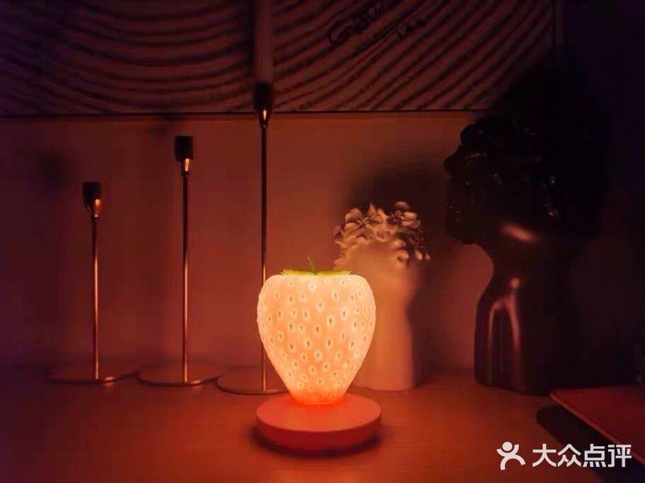 浪漫草莓灯给家居增添年味