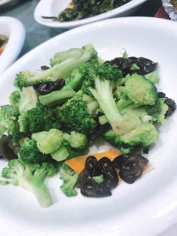 小厨娘一家,酒店内餐厅,人挺多,还可以.