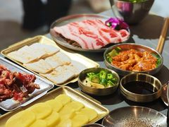 -围炉肉舍•炭烤活鳗•丹东海鲜烤肉(步行街店)