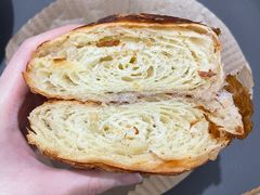 碱水羊角包-OUR Bakery(三里屯太古里店)