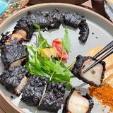 主要是我们爱吃 店里人挺多的，人多热闹！