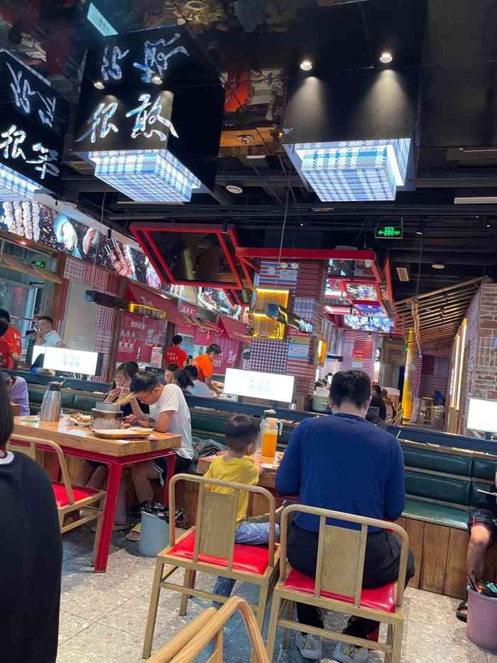 来济南出差正好住在附近看到这家串店这么火爆忙完工作就赶过来吃了