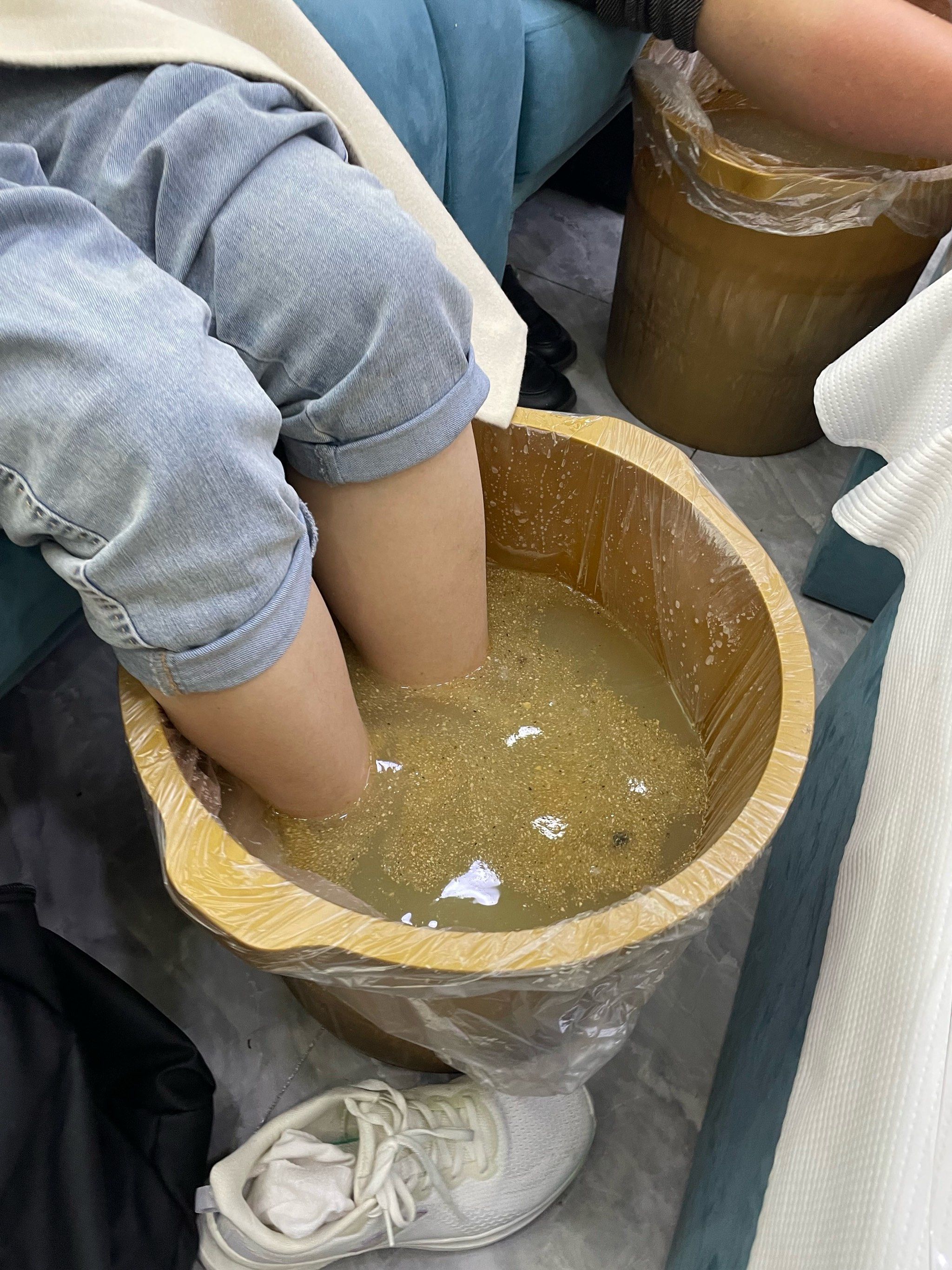 n
服务真的很周到,有背部按摩,脚底穴位按摩,还有海盐去除脚底