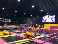 -嘿哟动霸CHUA·新潮玩运动娱乐中心·蹦床滑冰团建乐园