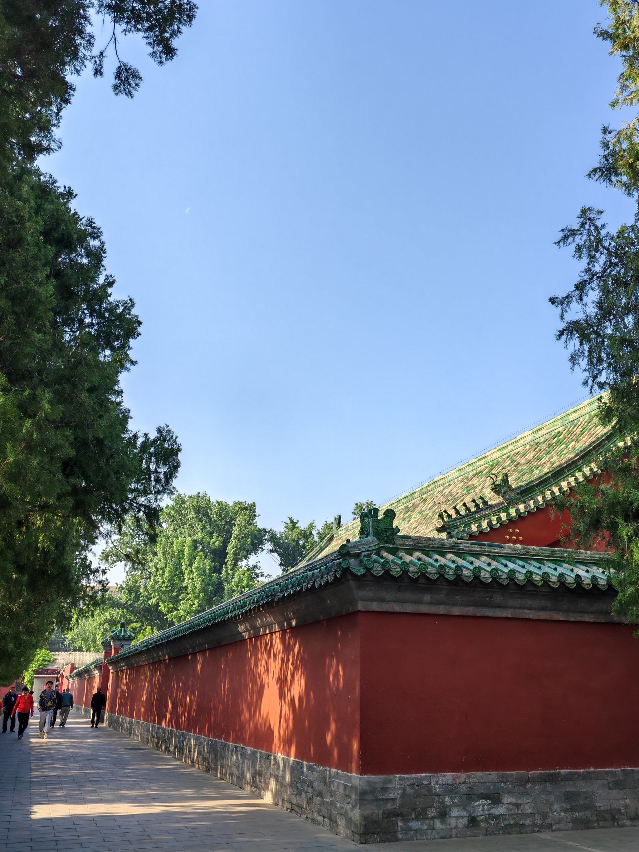 红墙绿瓦花荫凉儿