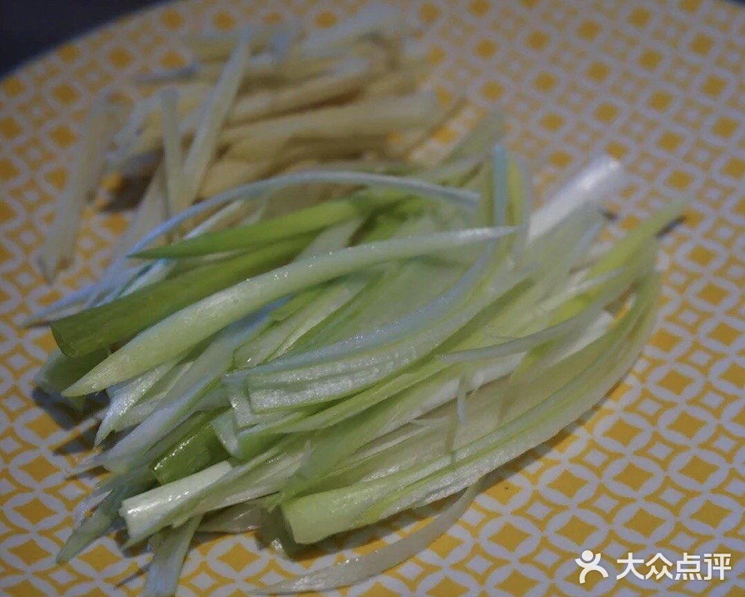 简单入门级的一道菜品快手姜葱蒸鸡