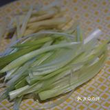 简单入门级的一道菜品快手姜葱蒸鸡