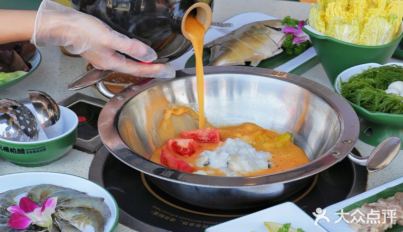 在东榕美食广场就能吃到正宗琼州招牌——糟粕醋火锅