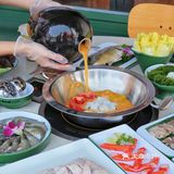 在东榕美食广场就能吃到正宗琼州招牌——糟粕醋火锅