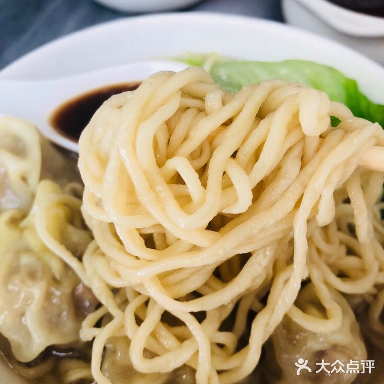 「竹升面」不算得上爽口，面条粗细不一，应该系手工制作