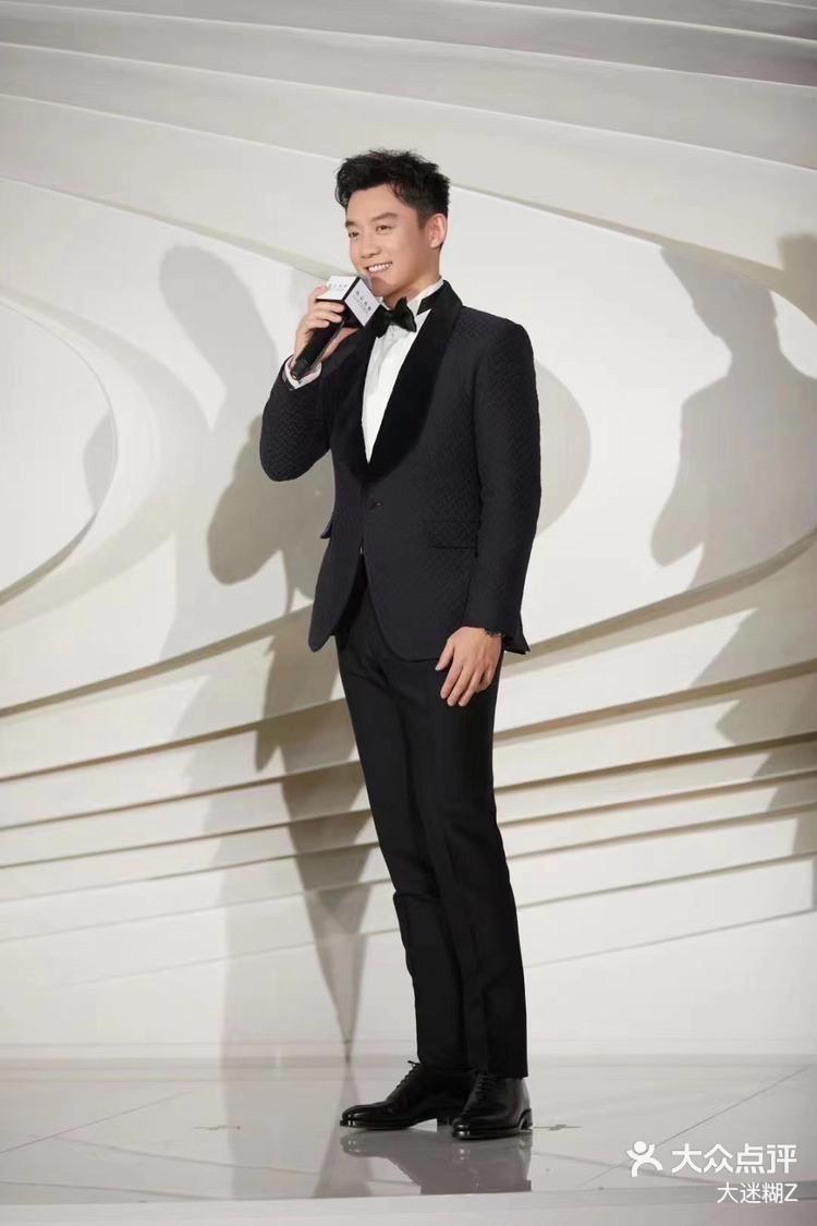 郑恺 身穿#topzio 西装出席格