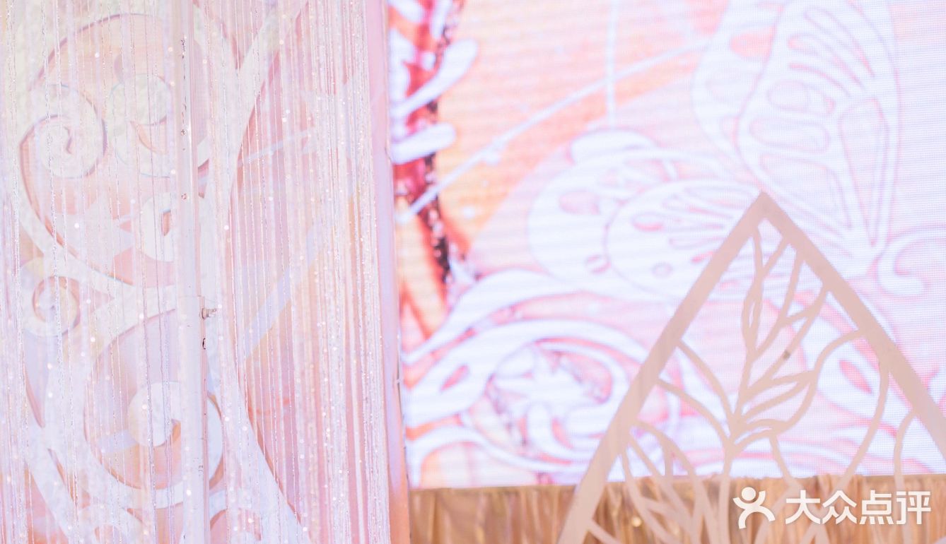 星与月，你与我，都被匿藏在这片温柔的香槟色中。