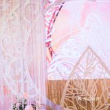 星与月，你与我，都被匿藏在这片温柔的香槟色中。