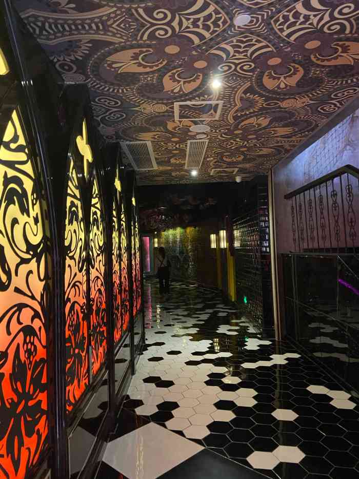 红馆纯k(岭南店)-"朋友团了张开业特惠券,9.9 开机10元.