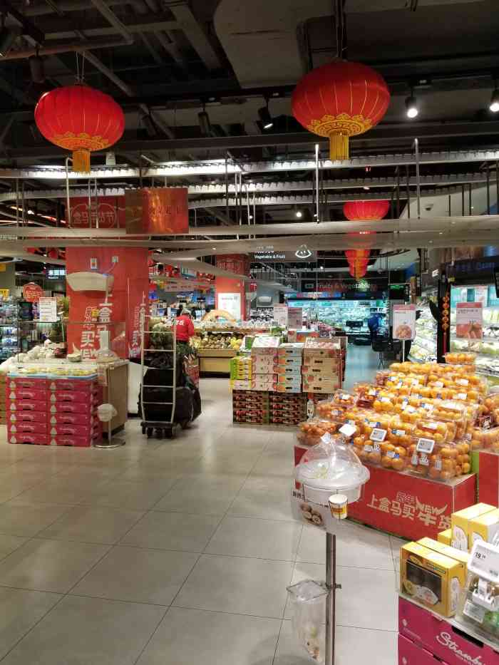 在万家汇二楼 好像是武汉开的第一家盒马?
