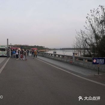 最近青龙湖的花也开了，人也多了，进入之前都会有人专门