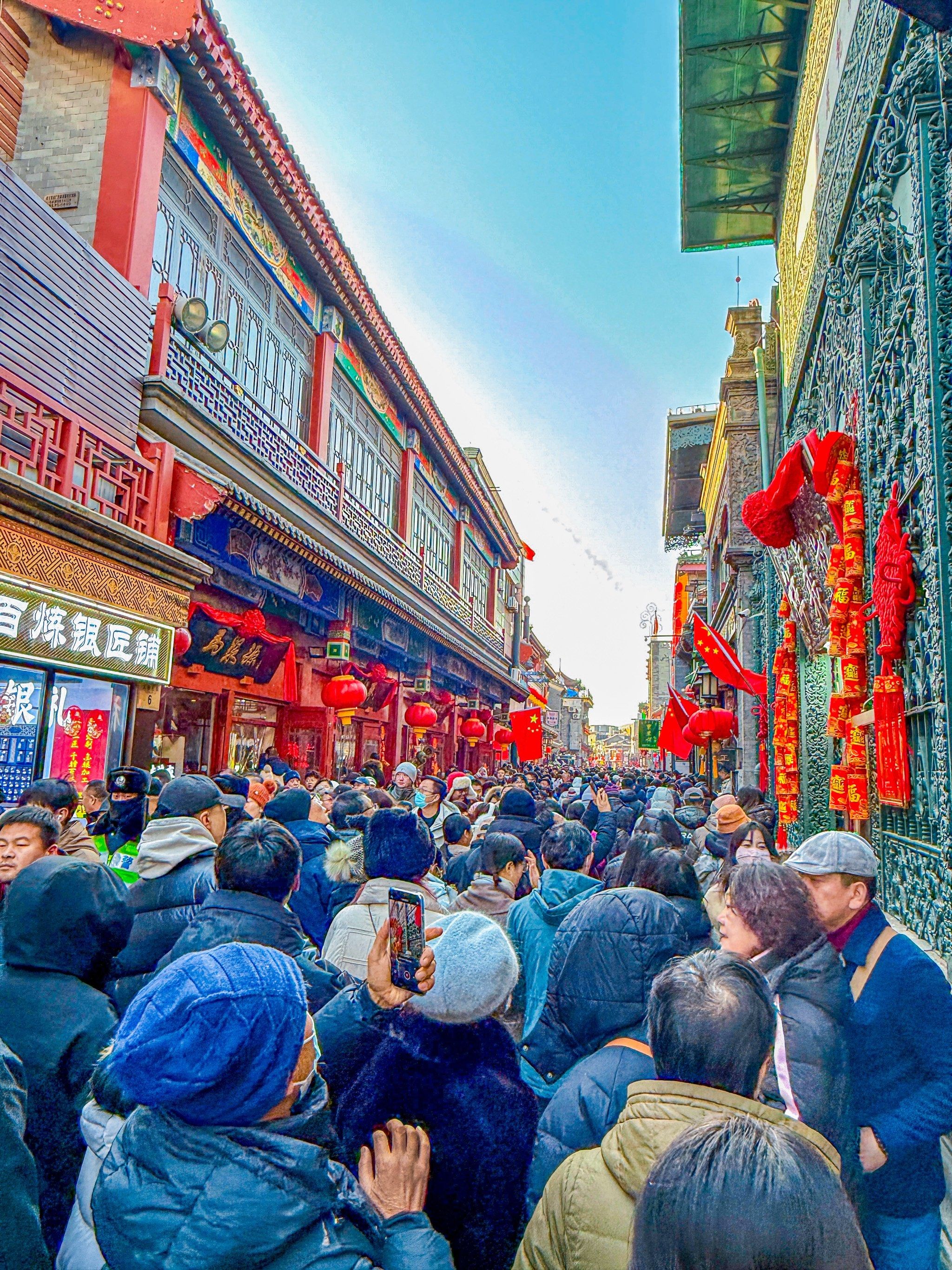 能劝一个是一个 北京这条年味胡同已经人满为患