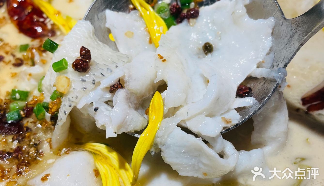 应该是把花椒磨碎来调味，去骨的鸡肉并不会很辣辣