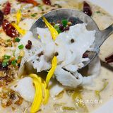 应该是把花椒磨碎来调味，去骨的鸡肉并不会很辣辣