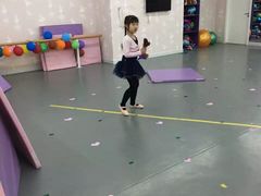 宽敞明亮的大舞蹈教室-Isee灰姑娘国际儿童艺术中心(BHGMall店)